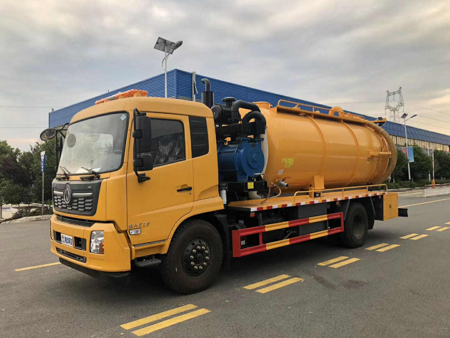 東風天錦15方清洗吸污車實力究竟幾何？