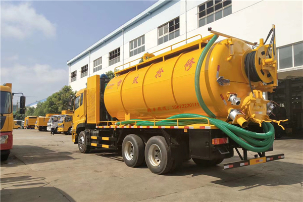 不要做口頭上的巨人，要做行動上的領跑者——程力東風天龍清洗吸污車