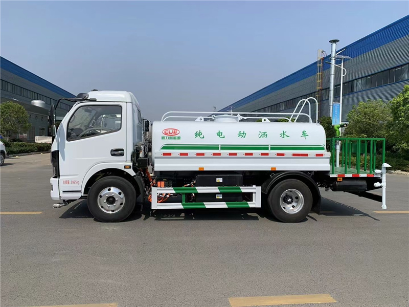 程力純電動灑水車助力城市環(huán)衛(wèi)，隨著藍(lán)天保衛(wèi)戰(zhàn)的推進，環(huán)保治理的深入，城市對于優(yōu)質(zhì)灑水車的需求不斷擴大
