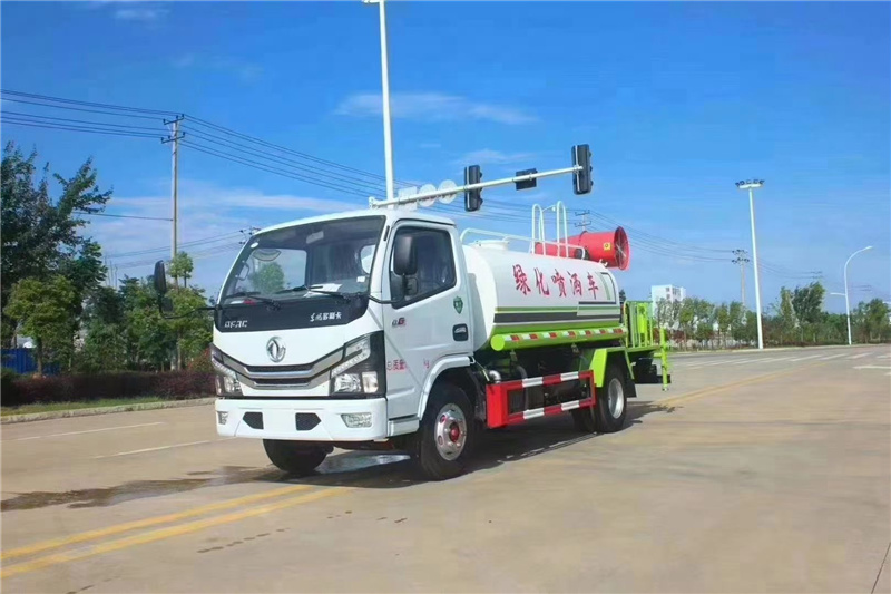 國六5噸霧炮車工地噴霧降塵，廣告牌清洗和公路綠化帶的澆灌、噴藥滅蟲作業(yè)一車多用