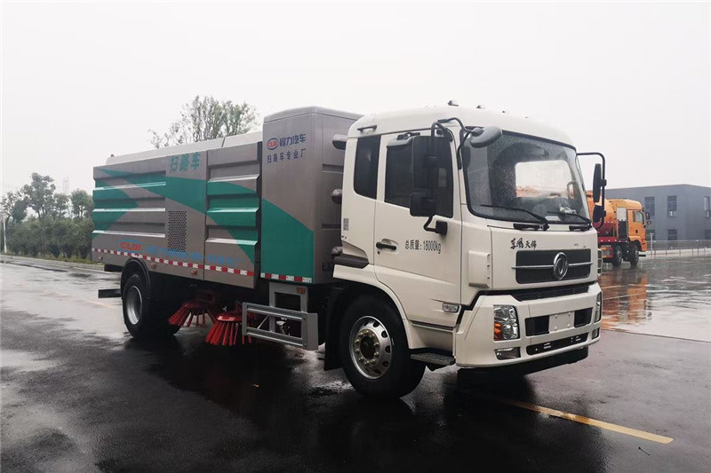 東風(fēng)小霸王國六掃路車顏色獨特與眾不同耐用性和可靠性都很高