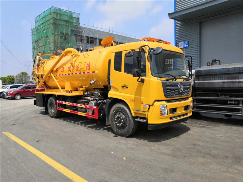 東風(fēng)天龍國六清洗吸污車配備水循環(huán)式吸污泵可長時間進行吸污作業(yè)