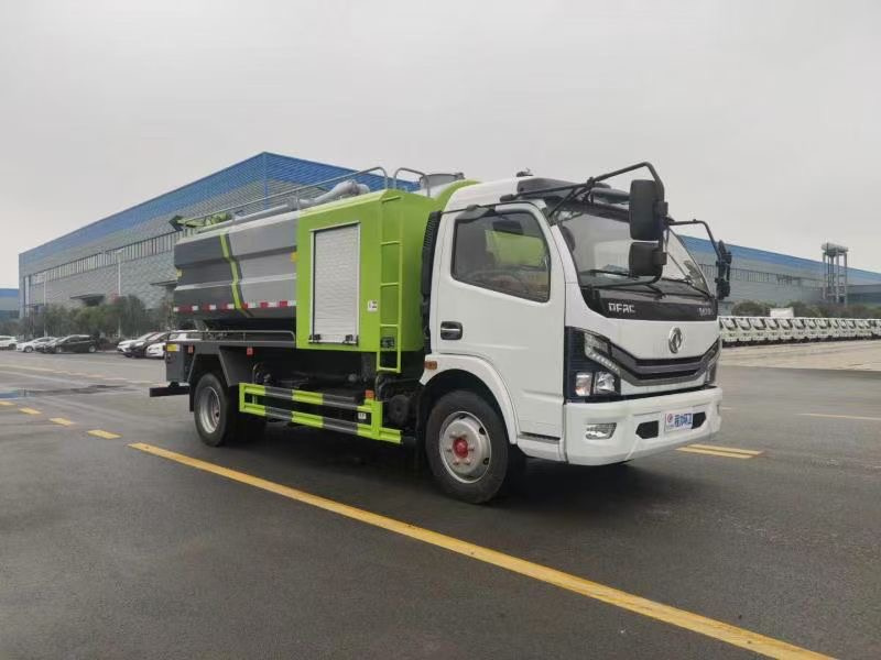 東風途逸3方吸糞車設計巧妙，結(jié)構(gòu)合理配水循環(huán)泵