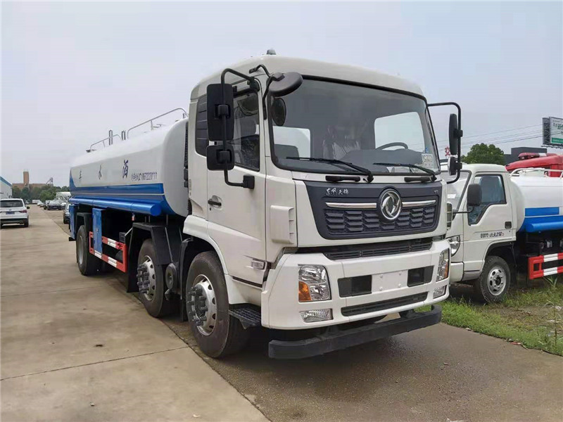 東風D9灑水車很霸氣，賞心悅目，有氣吞山河之勢