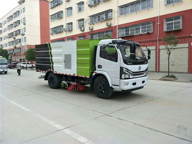 東風(fēng)天錦掃路車洗掃車能適應(yīng)不同道路表面的清掃要求，屬國內(nèi)首創(chuàng)