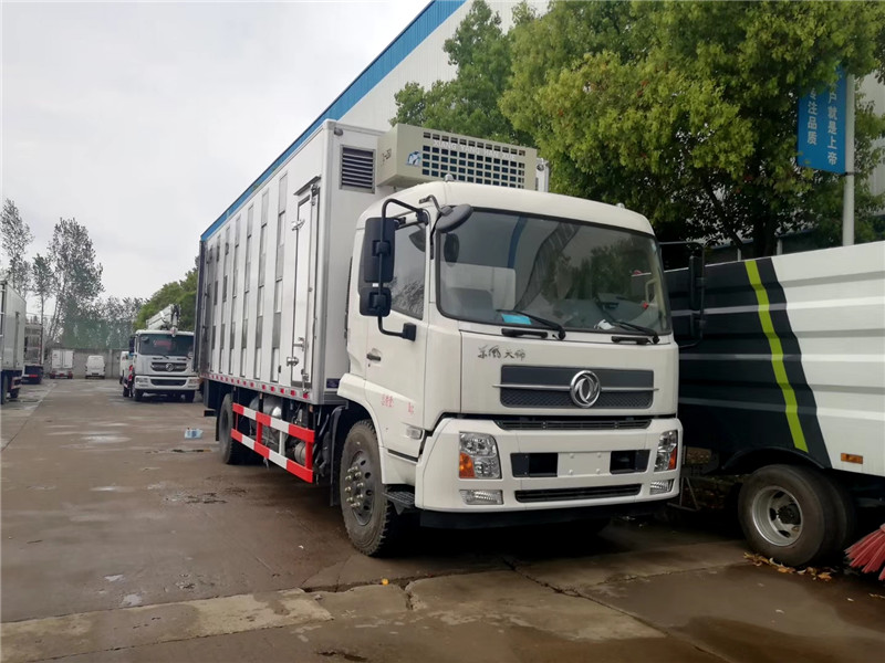 東風天錦散裝飼料車采用電子油門操縱，操縱輕便，高可靠性、低排放