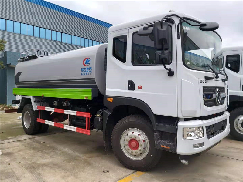 東風多利卡噴灑車廣泛應用于公路、運動場地的保濕、降溫