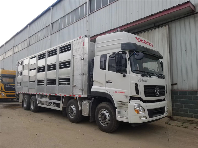 東風(fēng)天龍畜禽運(yùn)輸車(chē)配備空氣過(guò)濾系統(tǒng)，有效過(guò)濾病原體傳播媒介物