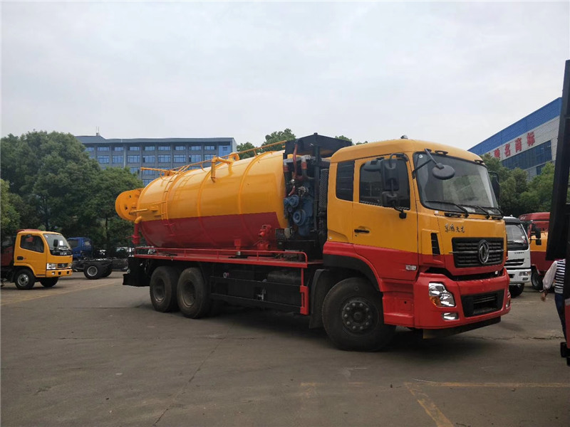 東風(fēng)凱普特清洗吸污車可自吸自排，工作速度快，容量大