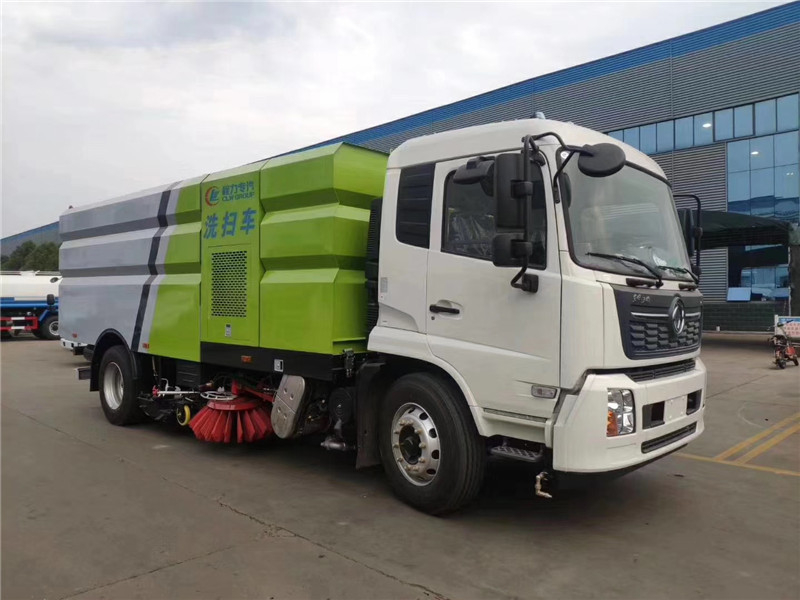 東風多利卡國六掃路車轉場作業通過性好，采用吸掃混合的方式收集垃圾