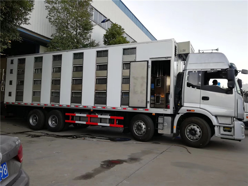 東風(fēng)天龍散裝飼料運(yùn)輸車性能可靠、輸送量大、操控方便、機(jī)動(dòng)性強(qiáng)