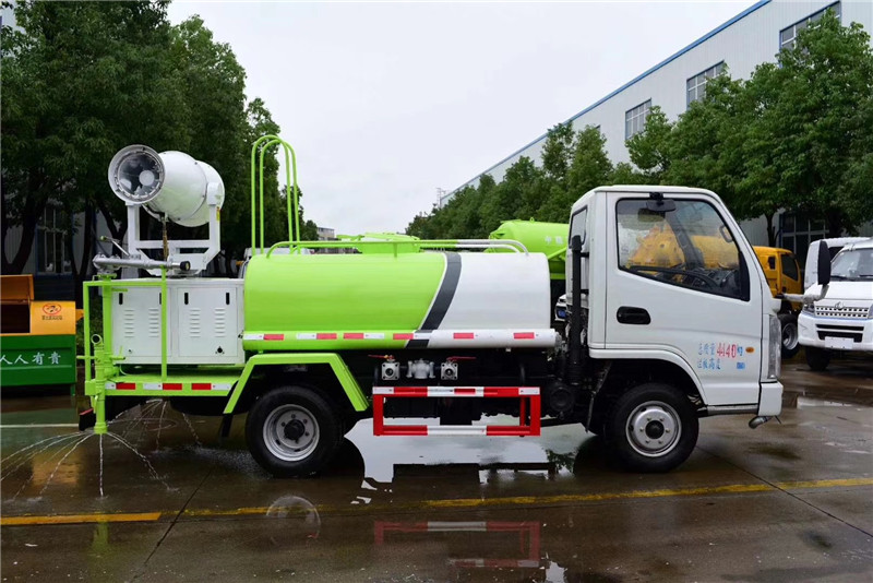 東風(fēng)多利卡國六5噸灑水車進(jìn)行液霧降塵、淡化空氣中的顆粒濃度
