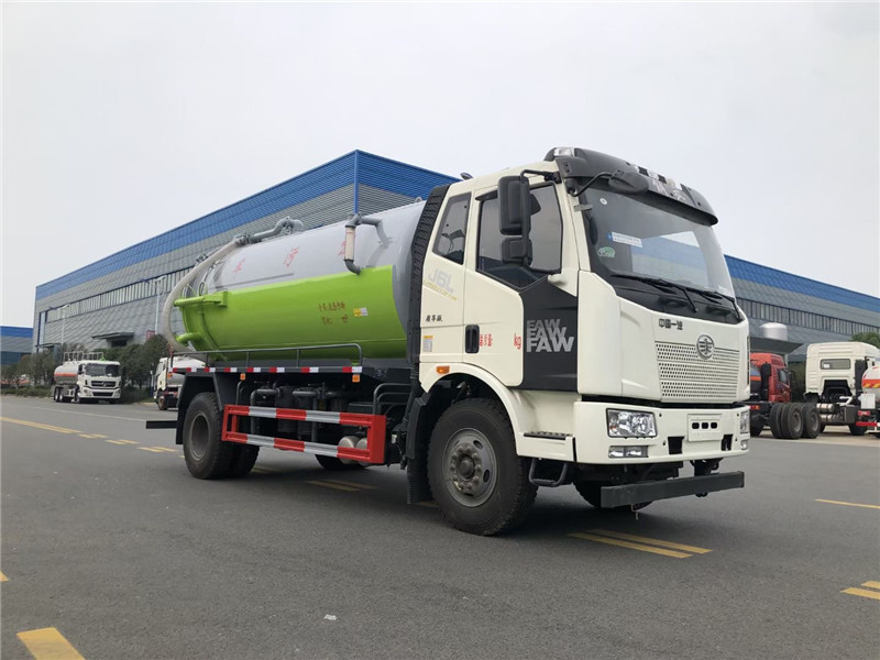 解放國六吸污車管路設(shè)計(jì)新穎合理,便于安裝和維修,操作大大簡化