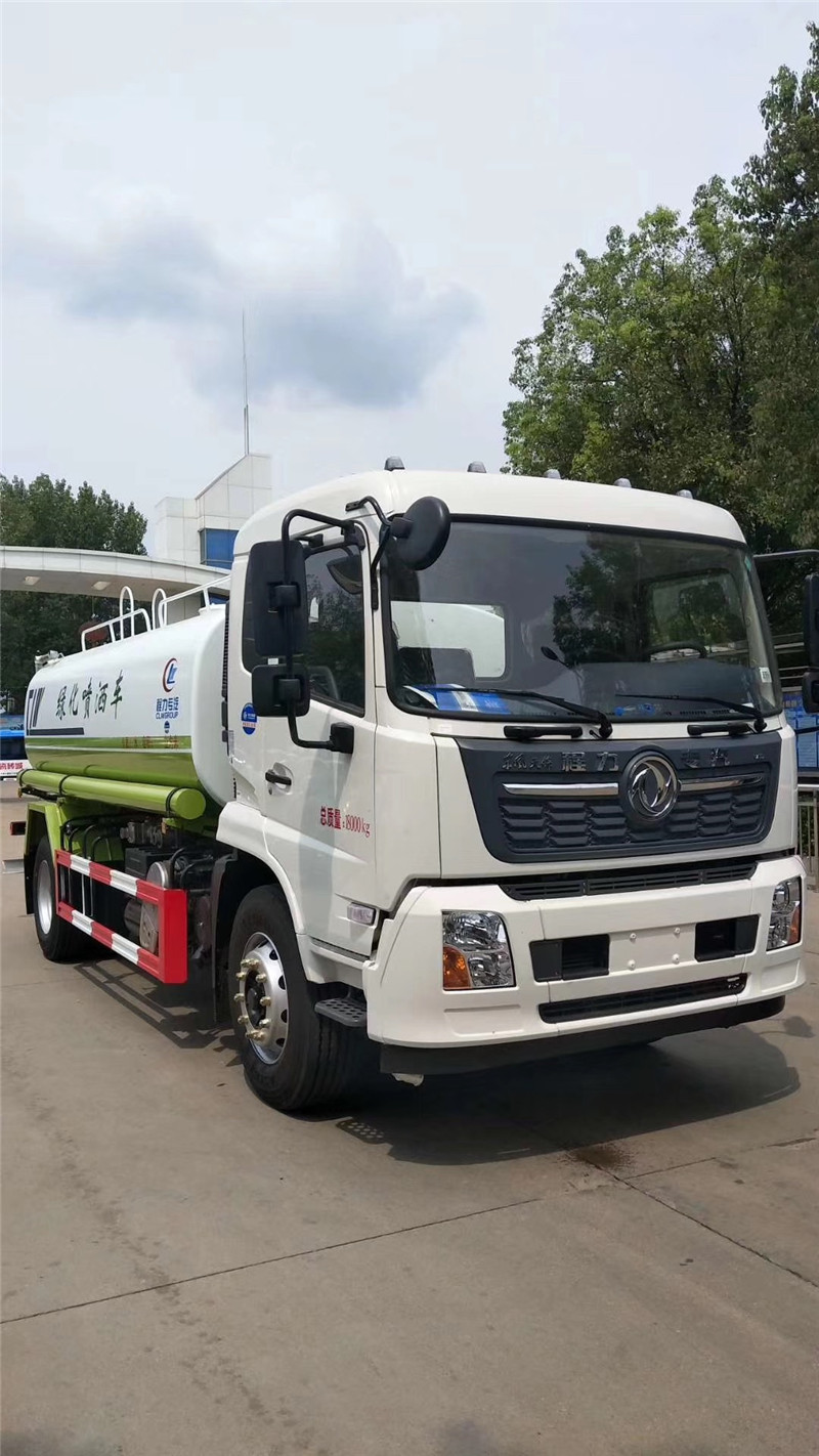 東風(fēng)多利卡噴灑車帶30米全自動(dòng)霧炮噴藥機(jī)，主要用于綠化帶養(yǎng)護(hù)使用