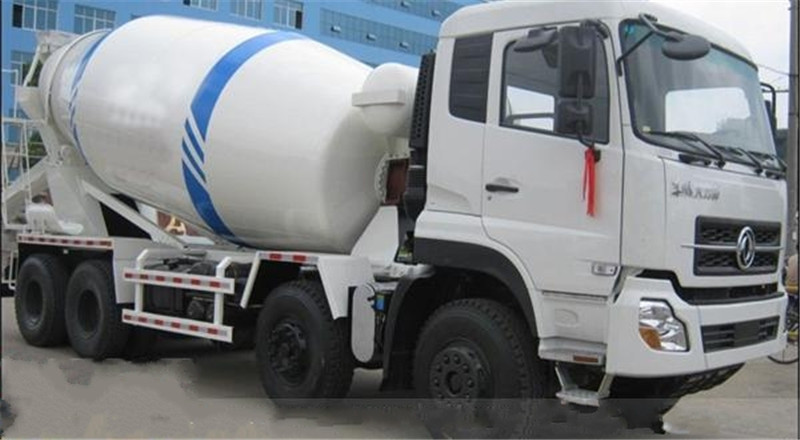 東風(fēng)福瑞卡國六水泥攪拌車罐體材料采用高強(qiáng)度耐磨合金鋼錳鋼