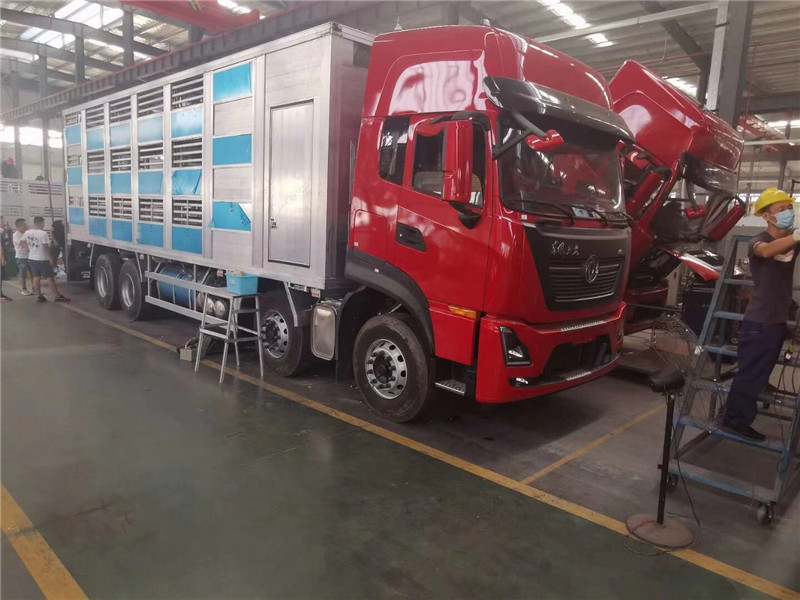 東風多利卡畜禽運輸車車廂板采用工裝夾具壓制成瓦棱型，強度韌性高