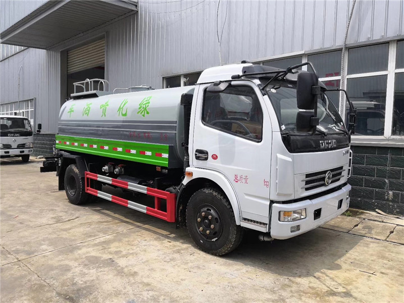 東風(fēng)D17后八輪噴灑車具有防波作用，以減低汽車行駛時(shí)罐體液體的沖擊