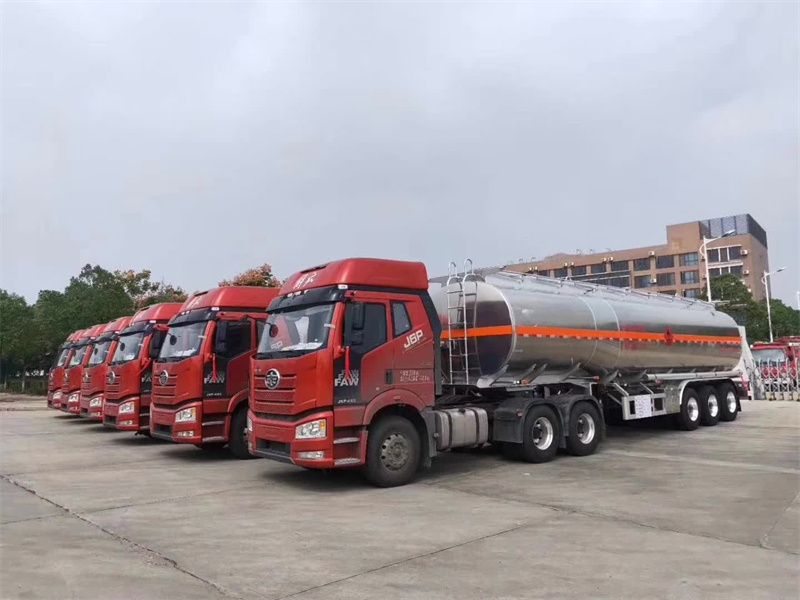 解放J6P460馬力，標載33噸鋁合金半掛運油車茂名批量發車