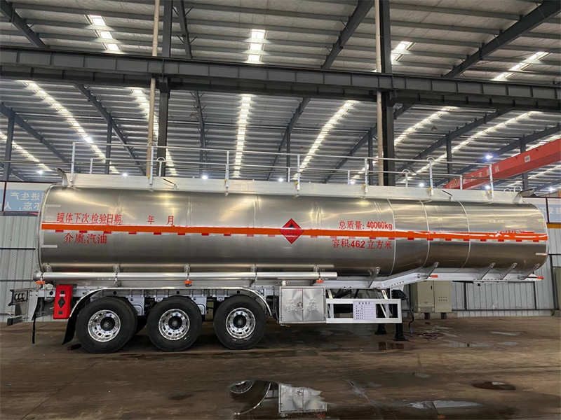 不銹鋼半掛油罐車(chē)細(xì)節(jié)配置展示圖，強(qiáng)硬的質(zhì)量體系保持茂名油罐車(chē)市場(chǎng)占有率