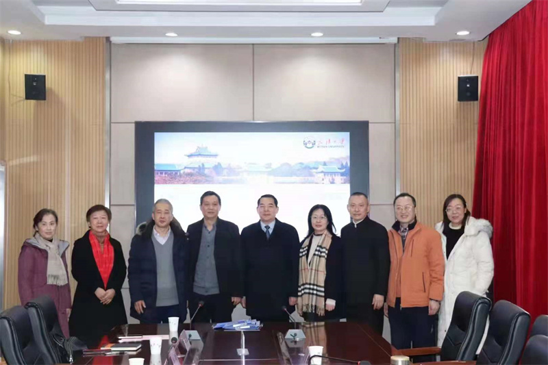 程力集團(tuán)向武漢大學(xué)捐贈(zèng)兩臺(tái)新能源掃地車交車儀式