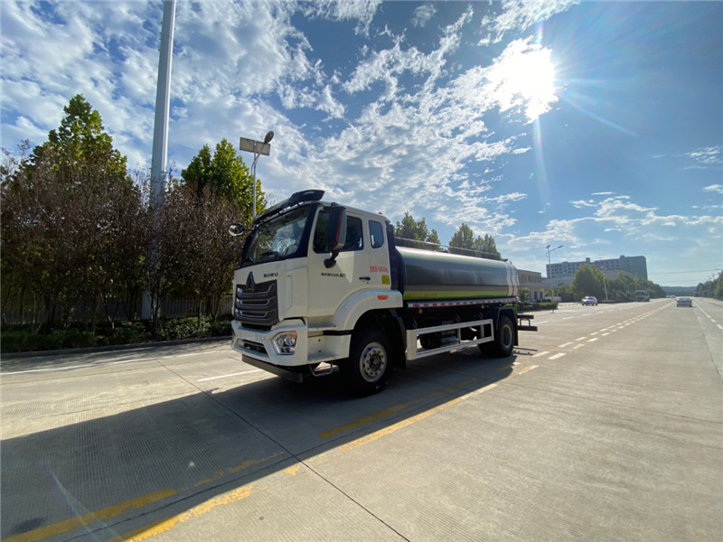 重汽豪沃綠化噴灑車六大優(yōu)勢