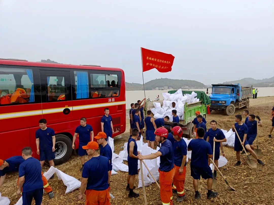 惡劣天氣垃圾清運車、吸污車、搶險救援車來幫忙