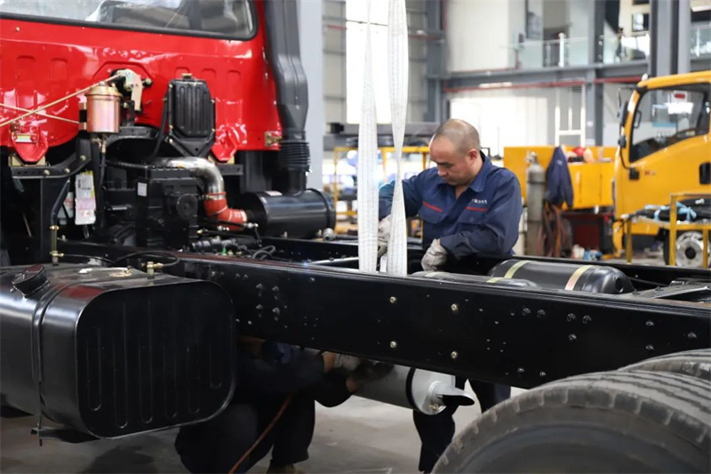 程力集團瑞力生產最大電源車一起帶動800臺3匹空調